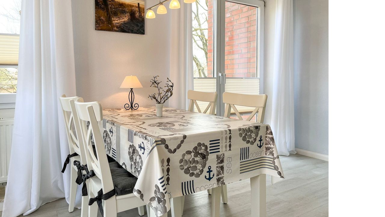 Essbereich mit Zugang zum Balkon Essbereich mit Zugang zum Balkon